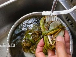 用牙刷轻轻刷洗螃蟹表面和软毛的地方即可；