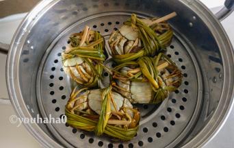 清洗后的大闸蟹肚子朝上，放入蒸锅中，锅中提前放入适量的清水，开锅后蒸15分钟即可