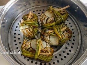 清洗后的大闸蟹肚子朝上，放入蒸锅中，锅中提前放入适量的清水，开锅后蒸15分钟即可