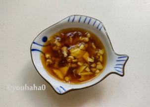 准备一些切碎的姜末，加入适量的米醋，成姜醋汁，吃大闸蟹时需要蘸酱醋汁食用