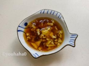 准备一些切碎的姜末，加入适量的米醋，成姜醋汁，吃大闸蟹时需要蘸酱醋汁食用