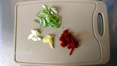 葱姜蒜、泡椒切碎