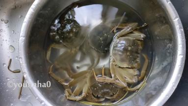 大闸蟹放在水里泡一会，用牙刷刷洗一下螃蟹，刷洗的时候一定不要解开绳子，解开绳子后，场面有点失控，有一个竟然爬出水池子
