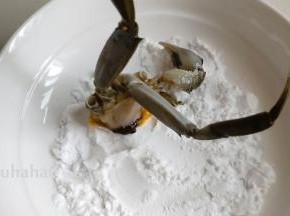 把切开的大闸蟹切面粘上淀粉，避免下锅炒的时候蟹肉流出