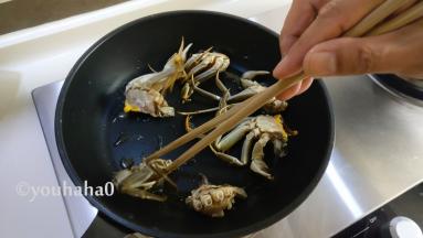 平底锅放油，油热后把大闸蟹的切面放在油里煎，油煎的过程有点怕怕，有一半大闸蟹竟然爪子四下乱动