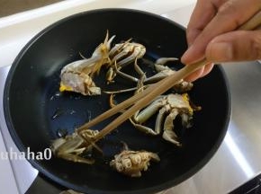 平底锅放油，油热后把大闸蟹的切面放在油里煎，油煎的过程有点怕怕，有一半大闸蟹竟然爪子四下乱动