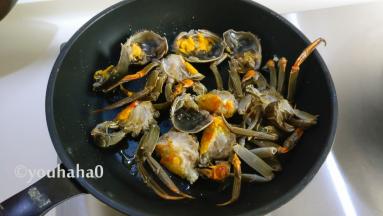 待大闸蟹切面全部煎完，放入全部的蟹壳煎至蟹黄凝固，关火待用