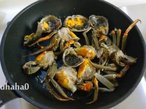 待大闸蟹切面全部煎完，放入全部的蟹壳煎至蟹黄凝固，关火待用