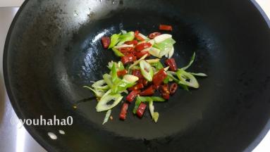 另起一锅放入适量的油，放入葱、姜、蒜、泡椒，炒出香味
