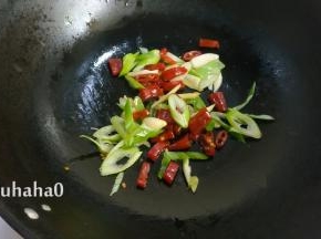 另起一锅放入适量的油，放入葱、姜、蒜、泡椒，炒出香味