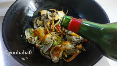 放入煎好的大闸蟹，放入黄酒炒匀
