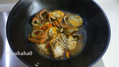 加入适量的清水烧开，转中小火炖10分钟左右