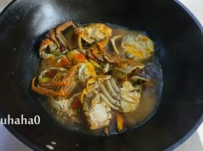 加入适量的清水烧开，转中小火炖10分钟左右