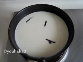 细砂糖、牛奶、香草荚全部放入不粘锅中，开小火慢熬