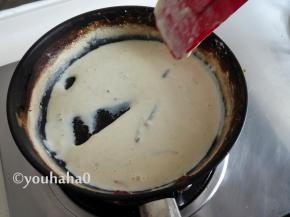 一直熬煮到用刮刀在锅底划过时，牛奶不会马上合拢即可关火