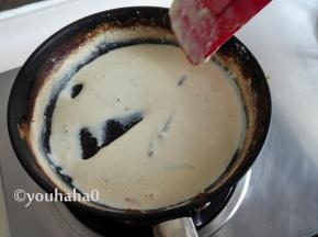 一直熬煮到用刮刀在锅底划过时，牛奶不会马上合拢即可关火