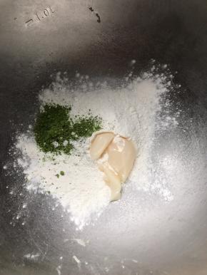 油酥部分的低粉和猪油平均分成4分，分别和抹茶粉、紫薯粉、芝士粉、南瓜粉混合