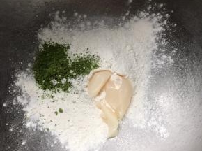 油酥部分的低粉和猪油平均分成4分，分别和抹茶粉、紫薯粉、芝士粉、南瓜粉混合