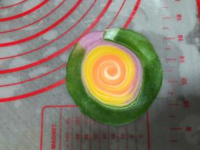 用手掌轻轻按下去，然后中间稍厚四周擀薄