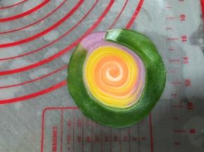 用手掌轻轻按下去，然后中间稍厚四周擀薄