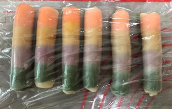 盖上保鲜膜，醒10分钟