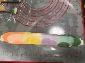 取一份油皮，收口处朝上，轻轻擀开，切掉两头白色部分