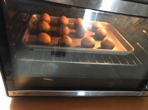 烤箱预热，上下管180度35分钟，差不多15分钟时盖上锡纸，防止上色过重