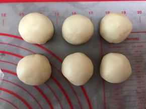 油皮平均分成6分，盖上保鲜膜备用