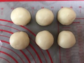 油皮平均分成6分，盖上保鲜膜备用