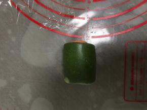 从上而下或者从下往上卷起，先卷的一头就是蛋黄酥的顶部