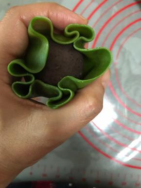 轻轻的将底部收紧捏平