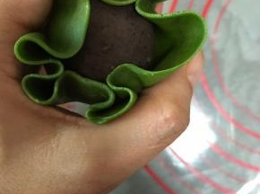 轻轻的将底部收紧捏平