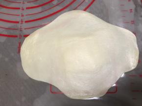 取一份油皮，如图擀成中间厚四周薄