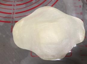 取一份油皮，如图擀成中间厚四周薄