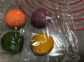 揉匀，盖上保鲜膜备用