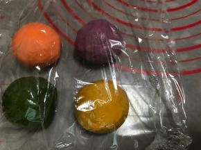 揉匀，盖上保鲜膜备用