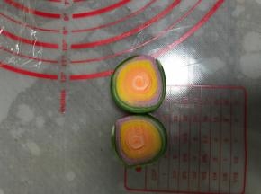 用一把锋利的刀从中间切开，切口朝上