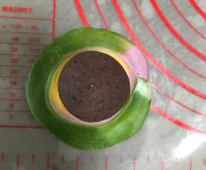 翻面，包入豆沙包