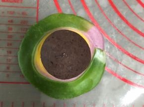 翻面，包入豆沙包