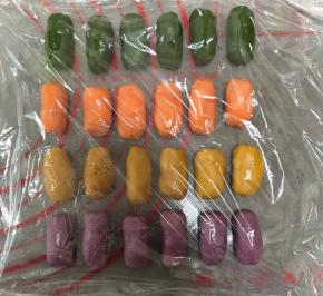 4种油酥平均分成六份，盖上保鲜膜