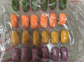 4种油酥平均分成六份，盖上保鲜膜