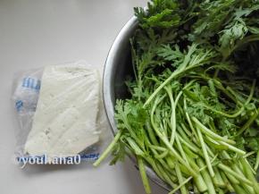准备新鲜的茼蒿和豆腐