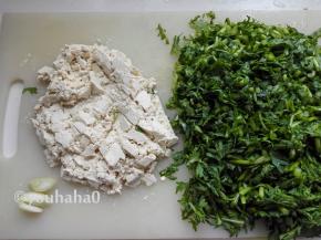 茼蒿洗净切碎，豆腐用水略微冲洗后，用刀背压碎