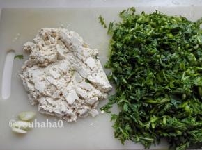 茼蒿洗净切碎，豆腐用水略微冲洗后，用刀背压碎