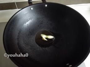 炒锅放入适量的植物油，放入蒜瓣炒出香味
