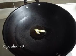 炒锅放入适量的植物油，放入蒜瓣炒出香味