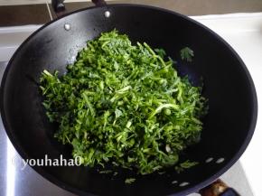 放入茼蒿翻炒几下