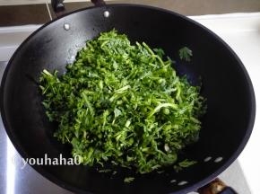 放入茼蒿翻炒几下