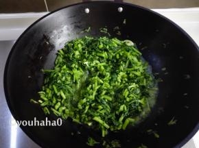 放入少许的盐让茼蒿出水