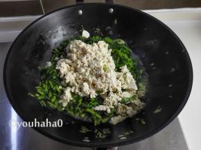 放入压碎的豆腐炒匀